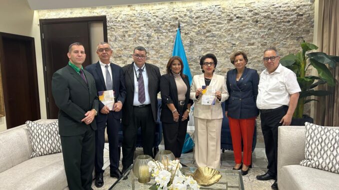 Integrantes de la Junta Directiva de AJD, jueces Renán Vindel, Guillermo López Lone (coordinador), Raúl Chávez, Flavia Linares (secretaria), Rebeca Obando (presidenta de la CSJ, Rubenia Galeano (magistrada de la CSJ) y Mauricio Mateo, de la AJD.